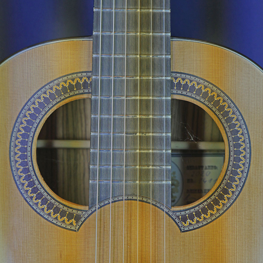 Hein Gitarrenbau klassische Gitarre Form nach Santos Hernandez (1924) und Schallloch nach Francisco Simplicio (1930), Zeder, Zebrano, Mensur 65 cm, Baujahr 2020, Rosette, Schild