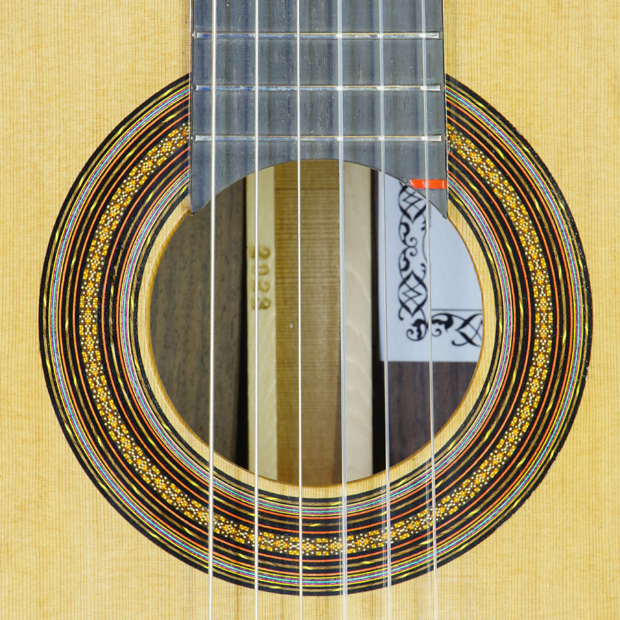 Klassische Gitarre gebaut von Orhan Ümmetler mit Zederndecke und Palisander Zargen und Boden, Baujahr 2023, Rosette, Label