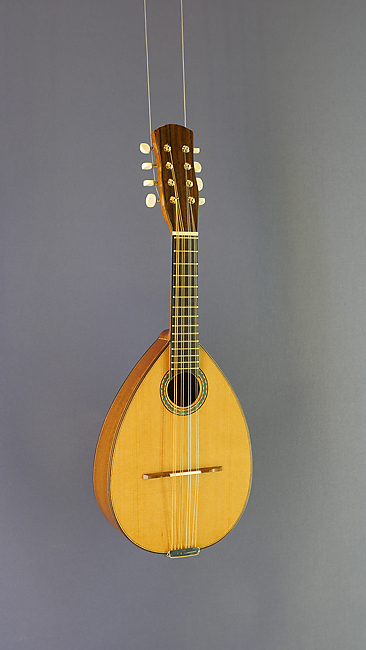Spanische Mandoline, Flachmandoline mit massiver Zederdecke und Sapelli an Zargen und Boden